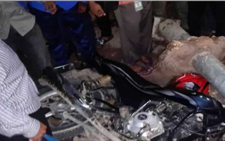বিদ্যুতের খুঁটি পড়ে মোটরসাইকেল আরোহী আহত